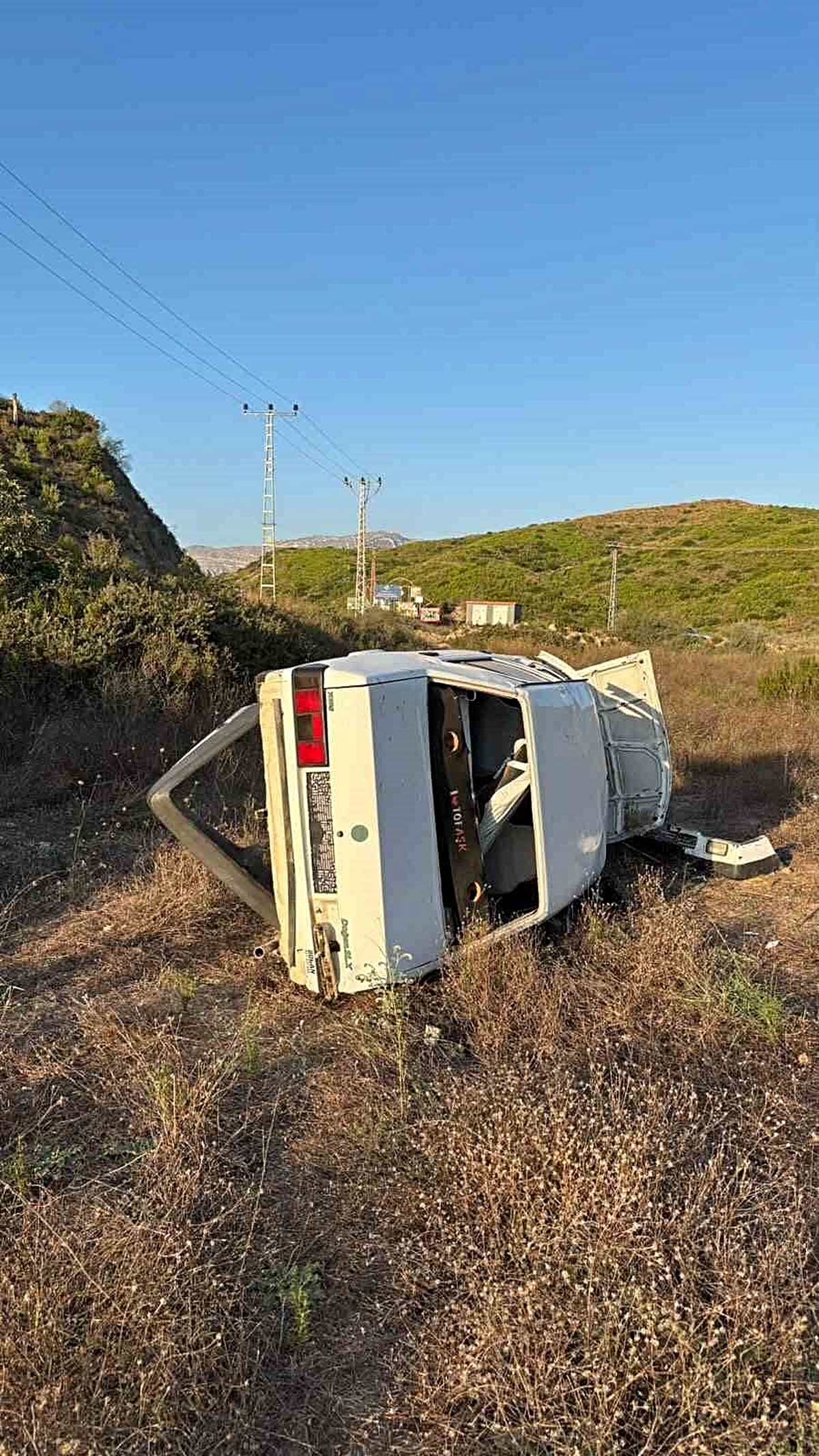 Antalya’da şarampole yuvarlanan aracın sürücüsü yaralandı
