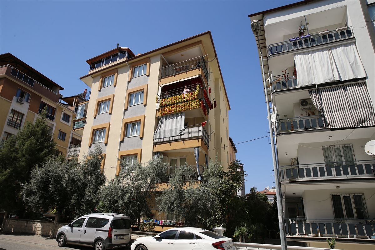 Apartman balkonunda kuruttuğu coğrafi işaretli biberlerden kazanç sağlıyor