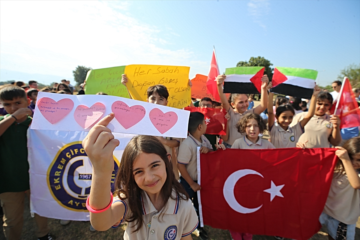 Aydın'da Gazzeli çocuklar için uçurtmalar gökyüzüne bırakıldı
