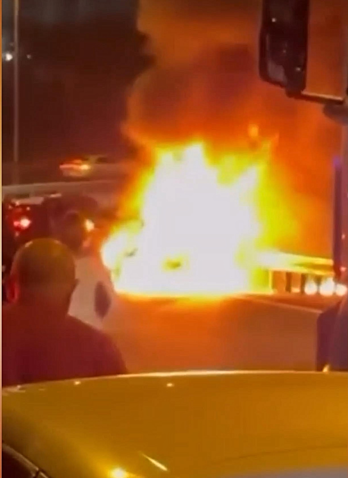 Bakırköy D-100 Karayolu’nda seyir halindeki otomobil alev alev yandı