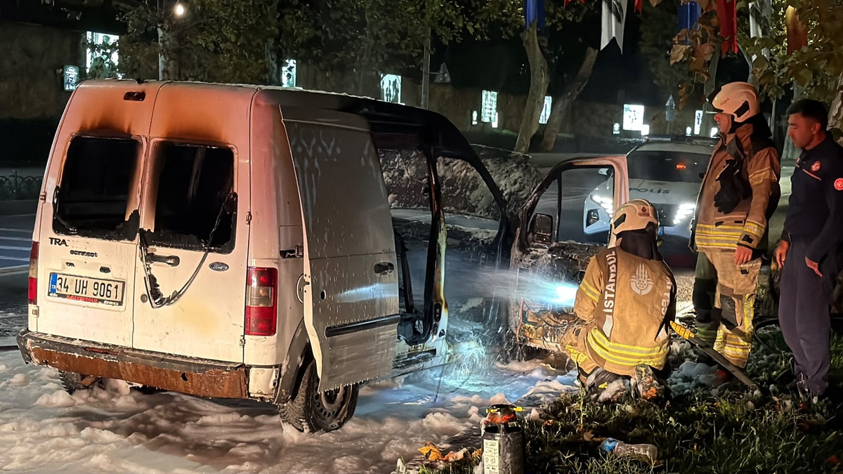 Beşiktaş’ta hafif ticari araçta çıkan yangın söndürüldü
