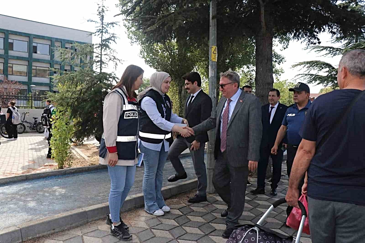 Bilecik’te okul önlerinde yaya ve sürücülere trafik bilgilendirmesi