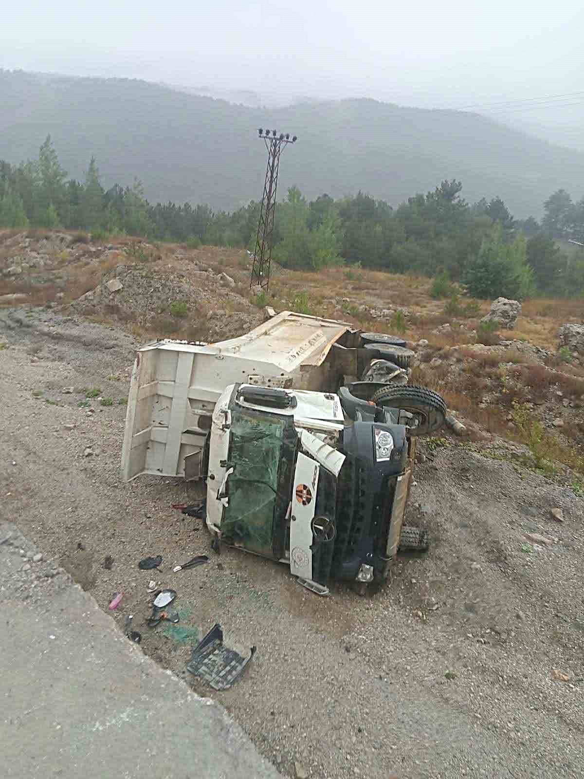 Bolu’da hafriyat kamyonu şarampole devrildi: 1 yaralı