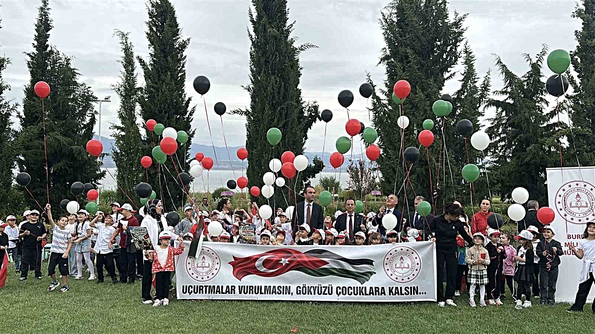 Burdur’da Gazzeli çocuklar için uçurtmalar ve balonlar gökyüzüne bırakıldı