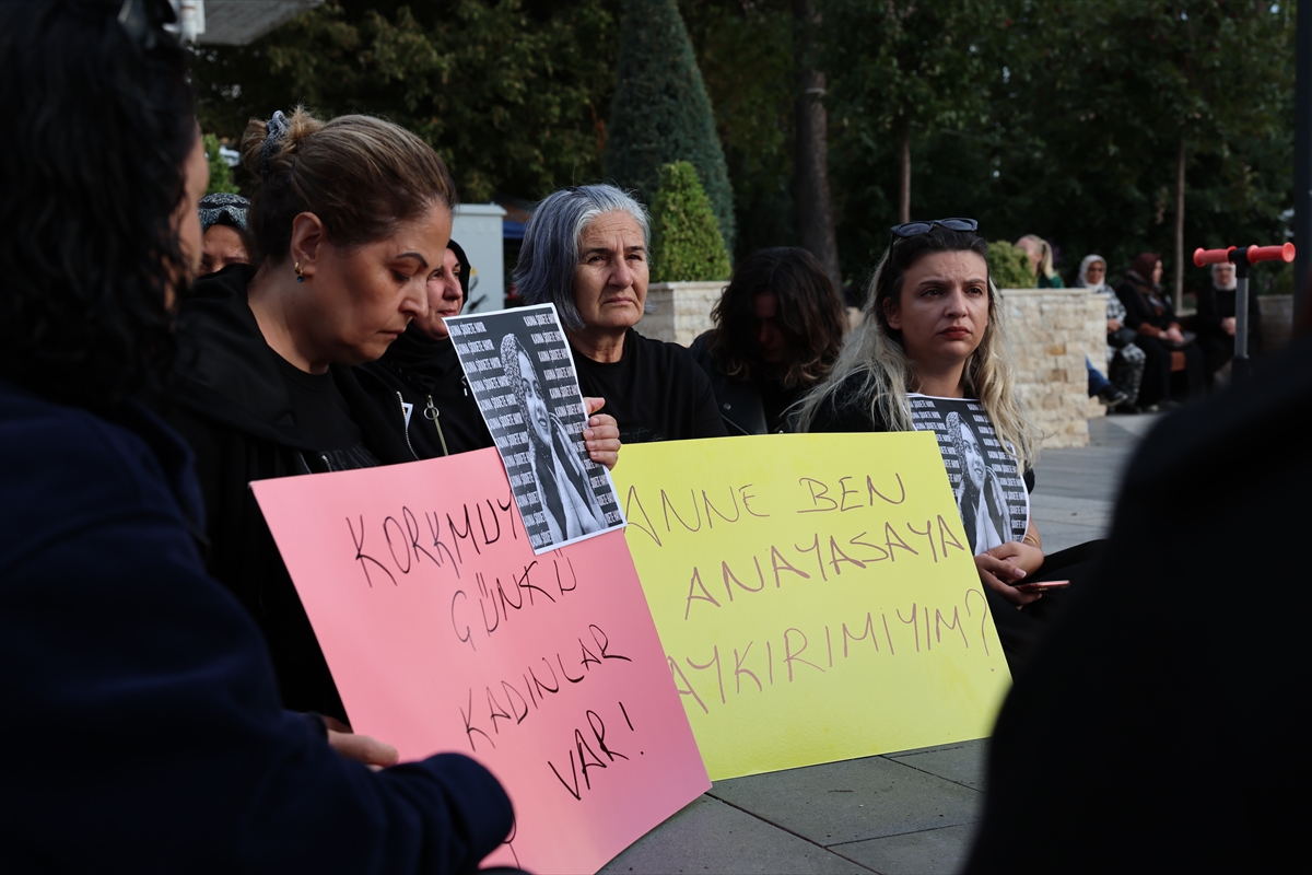 Çorum'da kadınlar boşanma aşamasındaki eşi tarafından öldürülen kadın için oturma eylemi yaptı