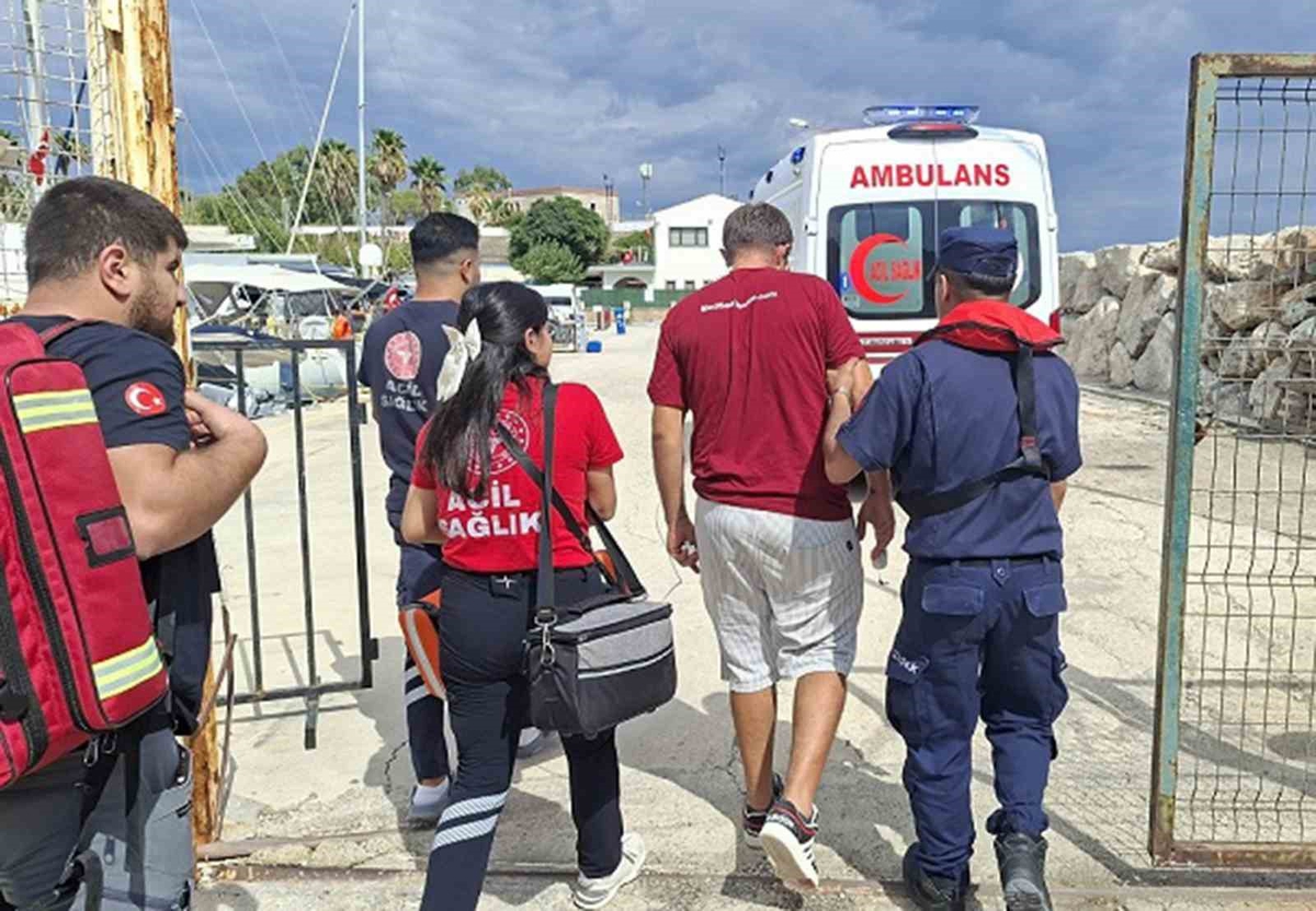 Datça’da gezi teknesinde rahatsızlanan vatandaşa tıbbi tahliye