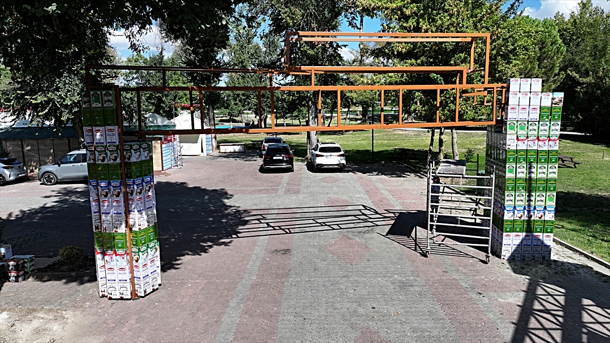 Edirne Gastronomi Festivali için 450 peynir tenekesinden 'giriş takı' yapıldı