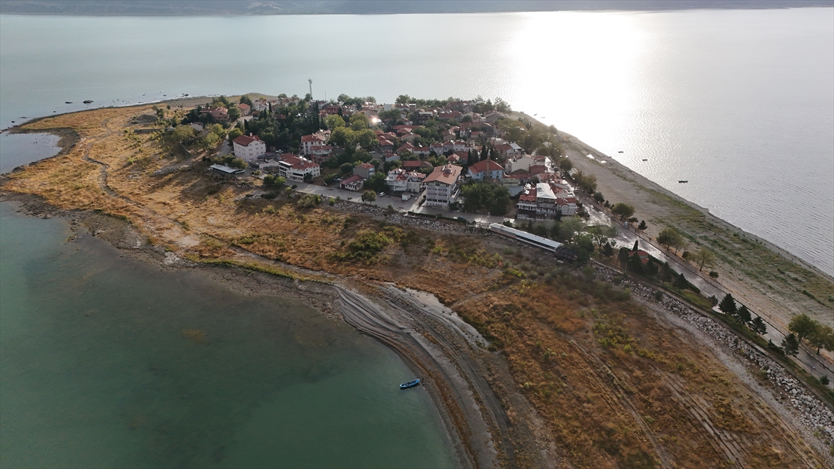 Eğirdir Gölü'ndeki Yeşilada sonbaharda havadan görüntülendi