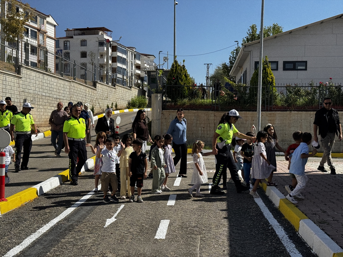 Elazığ'da öğrencilere uygulamalı trafik eğitimi verildi