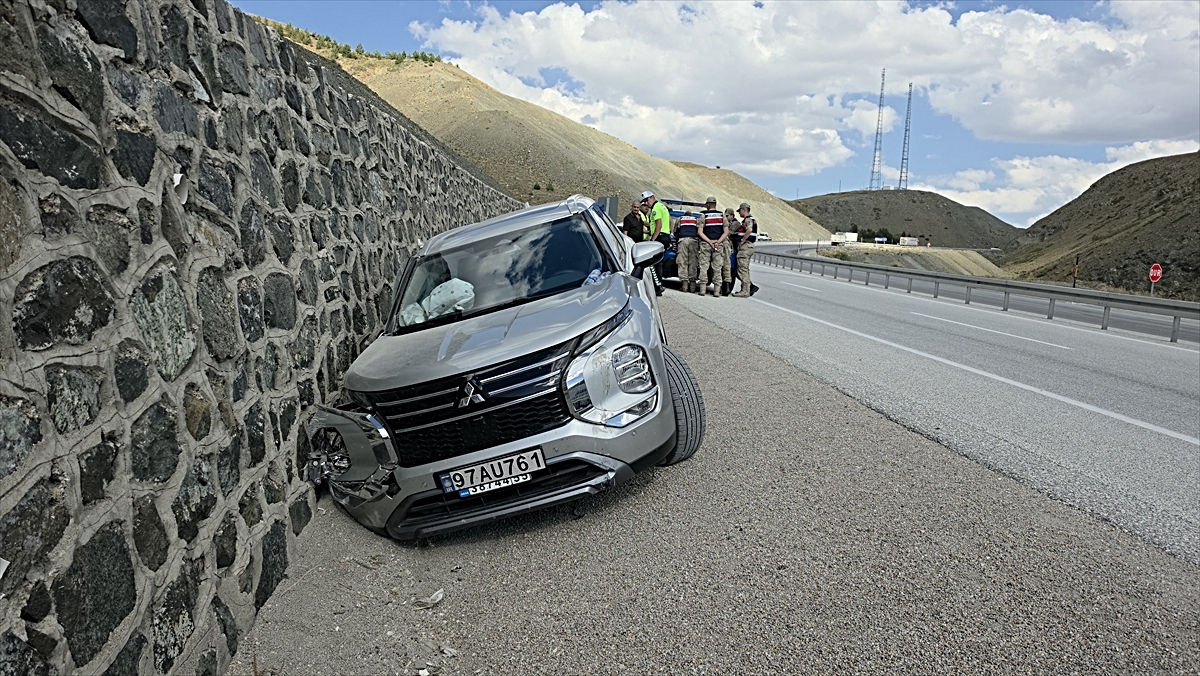 Erzincan'da SUV aracın istinat duvarına çarpması sonucu 3 kişi yaralandı
