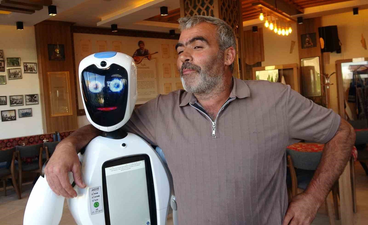 Erzurumlular robot Şukufe’yi çok sevdi: 'Ağzı olsa cağ kebabı yiyecek'