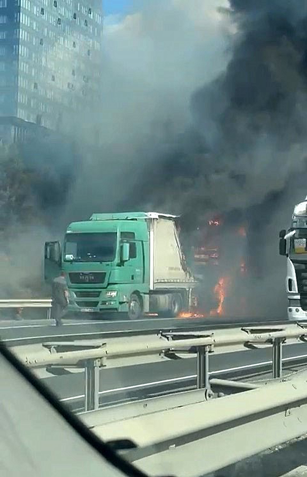 Esenyurt TEM Otoyolunda tır bilinmeyen bir nedenle alev alev yanmaya başladı. Olay yerine itfaiye ekipleri sevk edildi.