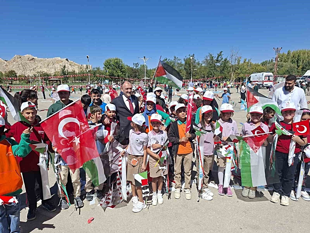 Gazzeli çocuklar için uçurtmalar gökyüzüyle buluştu