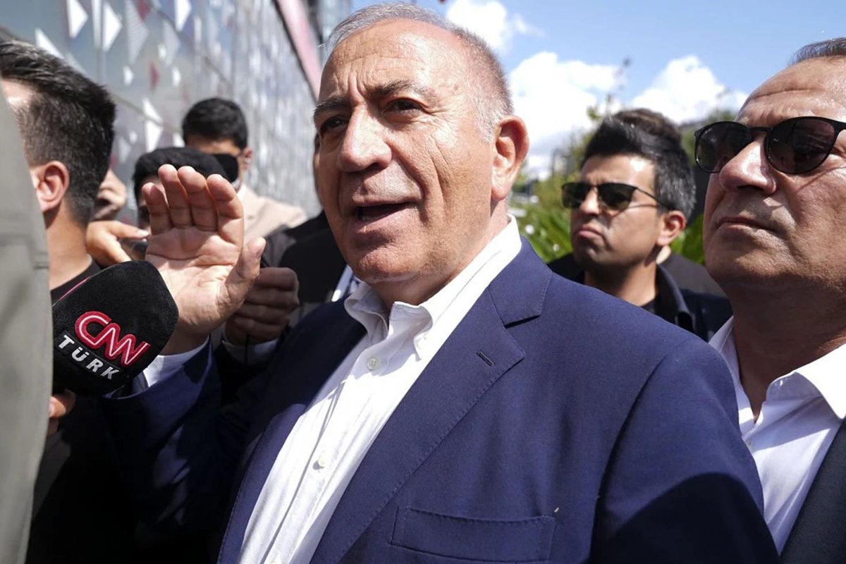 Gürsel Tekin'in görevine son verildi ama gitmiyor