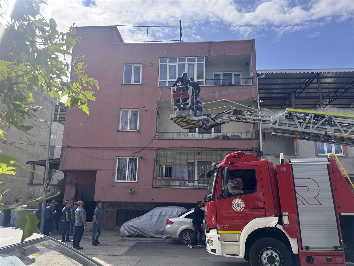 Hastanede yatmamak için direnen psikiyatri hastası polisin balkondan müdahalesiyle yakalandı