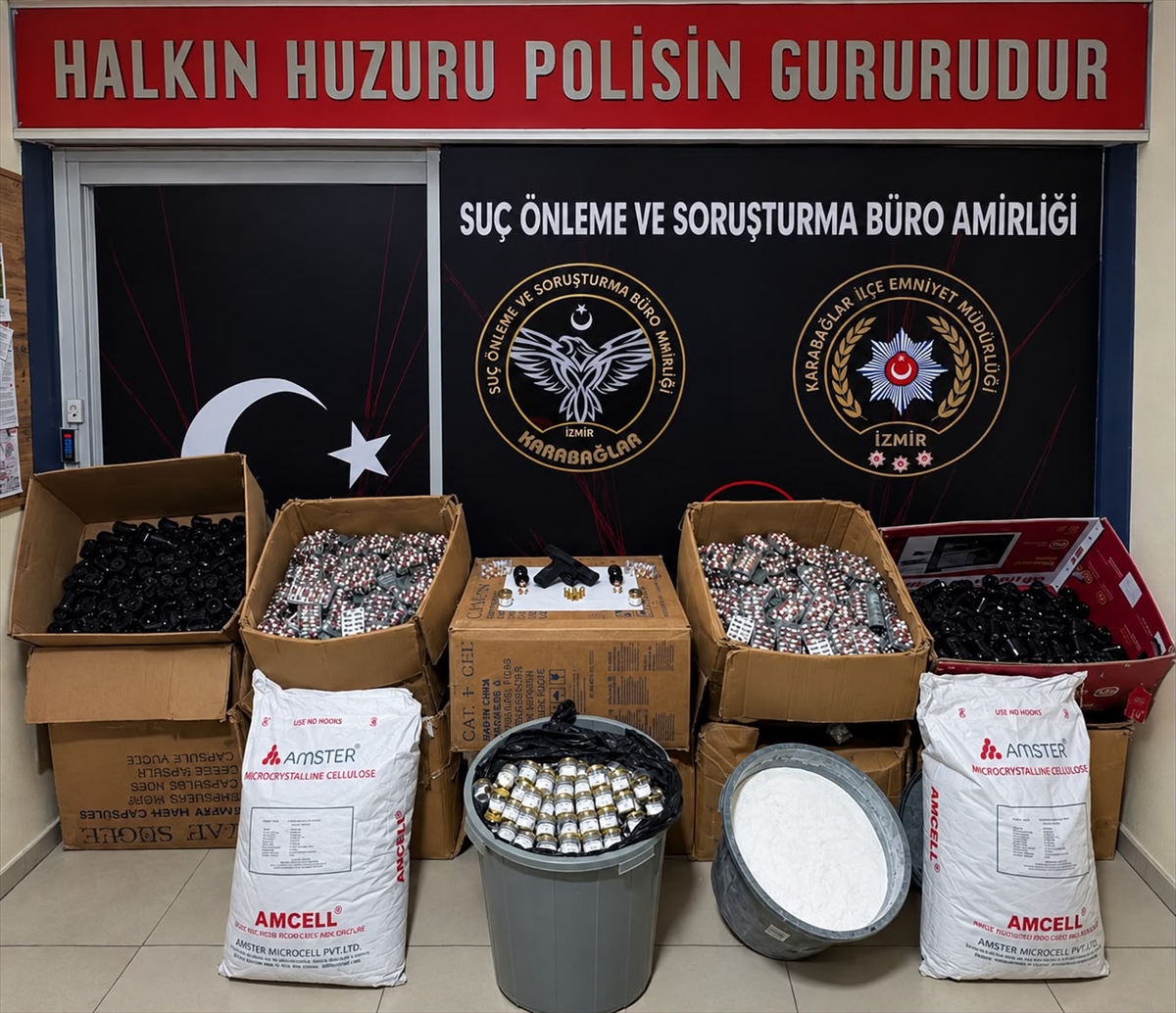 İzmir'de 253 bin 926 uyuşturucu hap ile 75 kilogram ham madde ele geçirildi