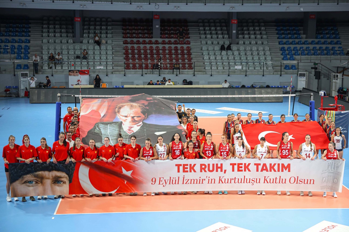İzmir'in kurtuluşu voleybolla taçlandı