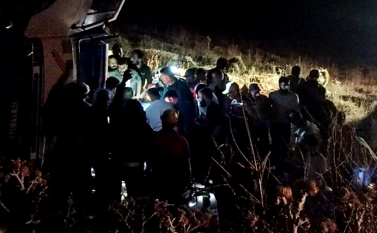 Kars'ta saman balyası yüklü kamyonet devrildi, 4 kişi yaralandı