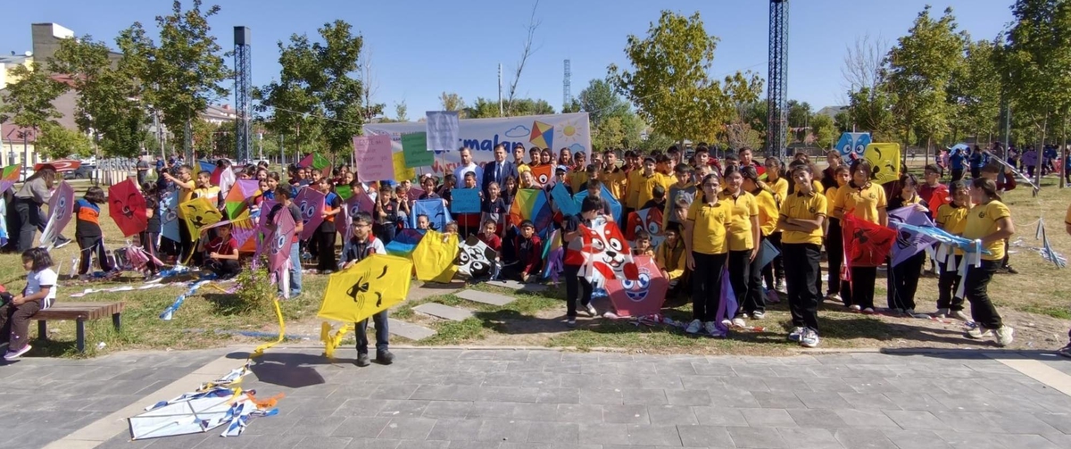 Kars'ta uçurtmalar Gazze’deki çocuklar için gökyüzüne bırakıldı