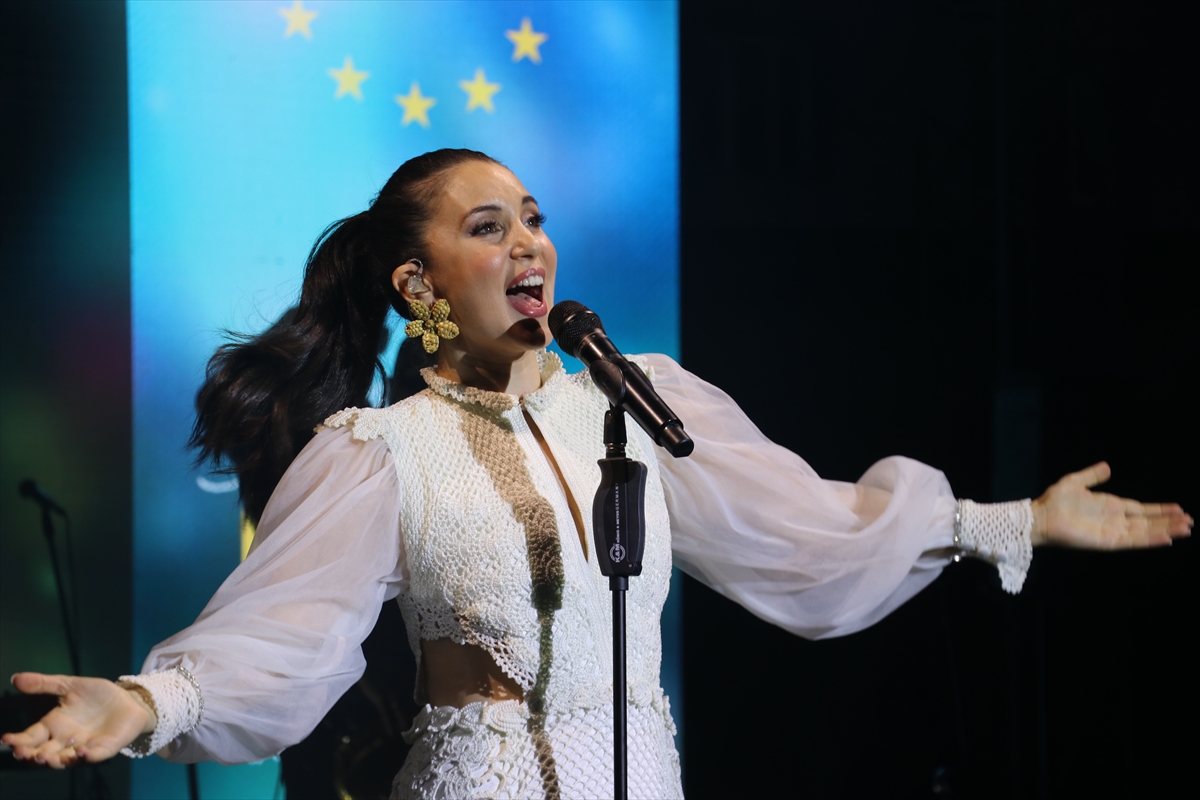Karsu, Hatay'da AB'nin dayanışma konserinde sahne aldı