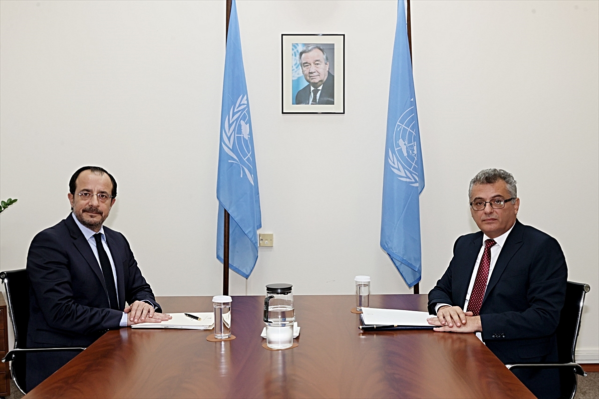 KKTC Cumhurbaşkanı Erhürman ile GKRY lideri Hristodulidis arasındaki görüşme ara bölgede başladı