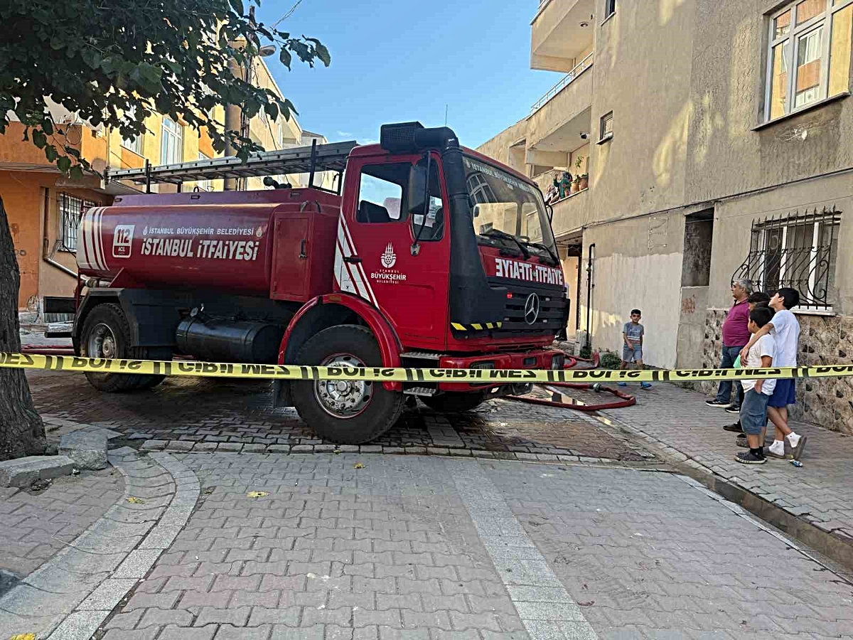 Küçükçekmece’de çatı katında yangın: Ev kullanılamaz hale geldi