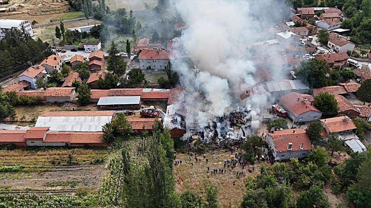 Kütahya'da çiftlikte çıkan yangın söndürüldü