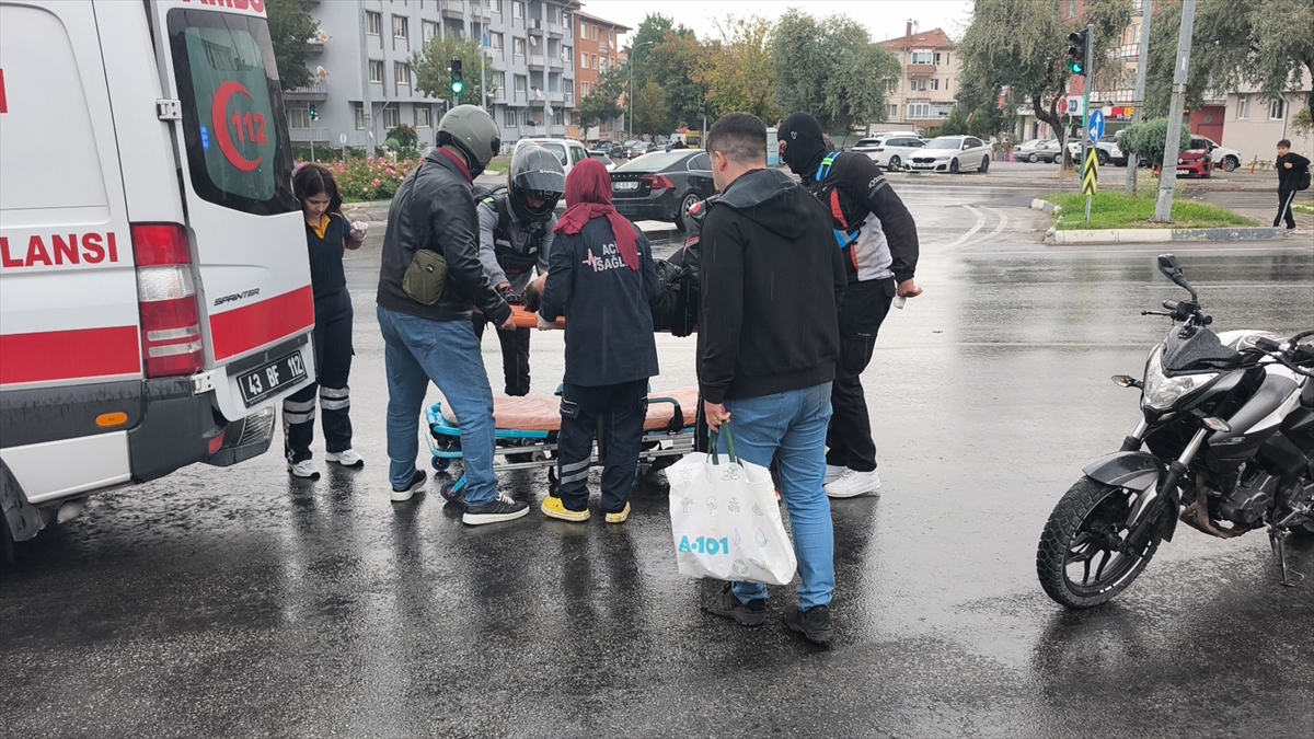 Kütahya’da motosiklet devrildi: 2 yaralı