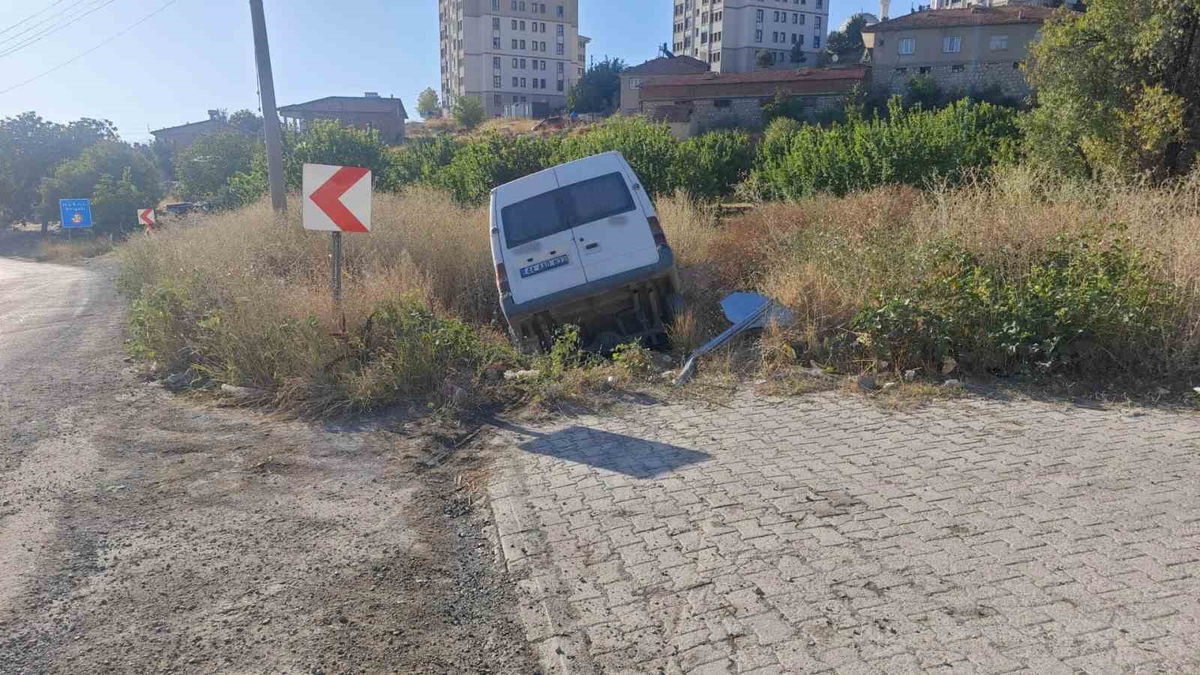 Malatya’da kontrolden çıkan minibüs şarampole devrildi: 2 yaralı