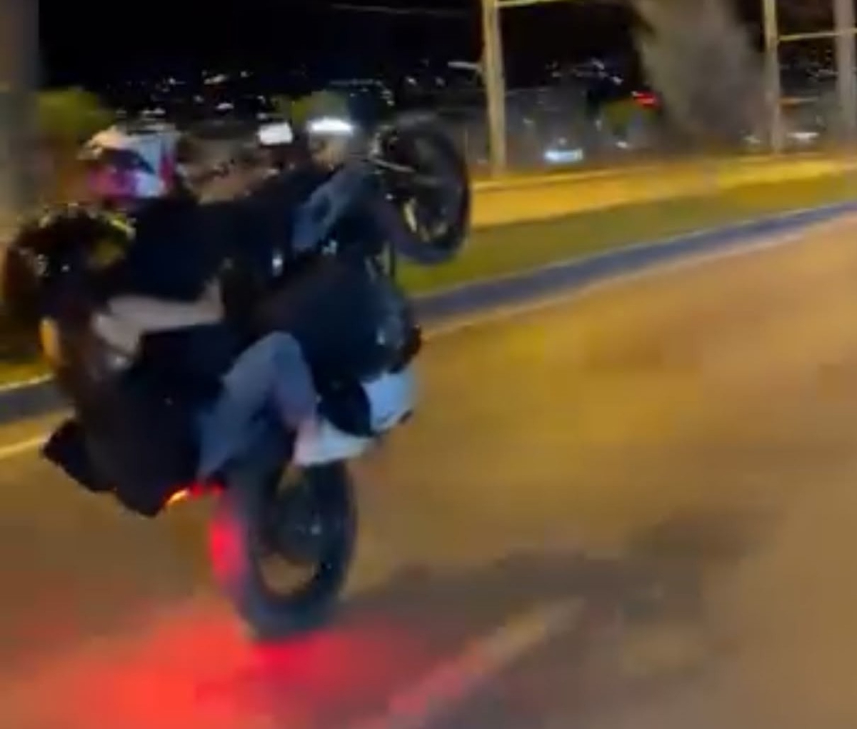 Malatya’da motosikletle tehlikeli yolculuk kamerada