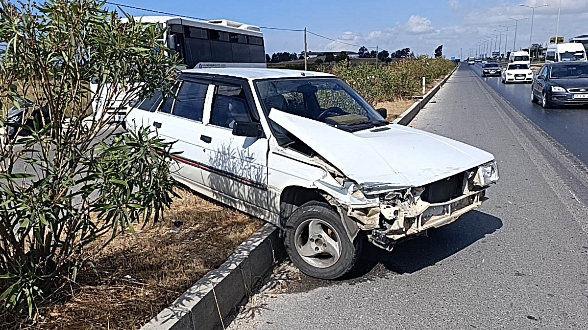 Manavgat’ta kaza yapan araç refüjde asılı kaldı