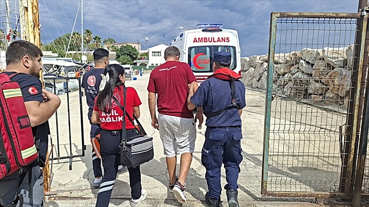 Muğla açıklarında gezi teknesinde yaralanan kişinin tıbbi tahliyesi gerçekleştirildi