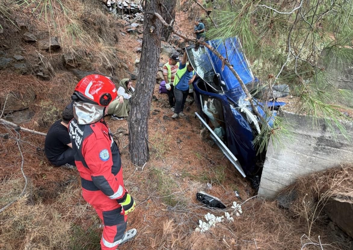 Muğla'da ormanlık alana devrilen otomobildeki 4 kişi yaralandı