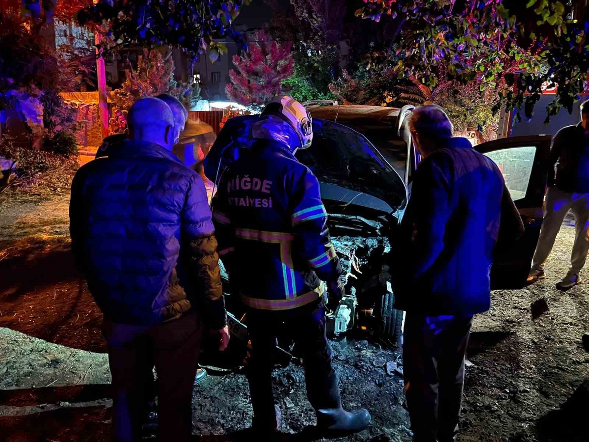 Niğde’de park halindeki otomobil yandı