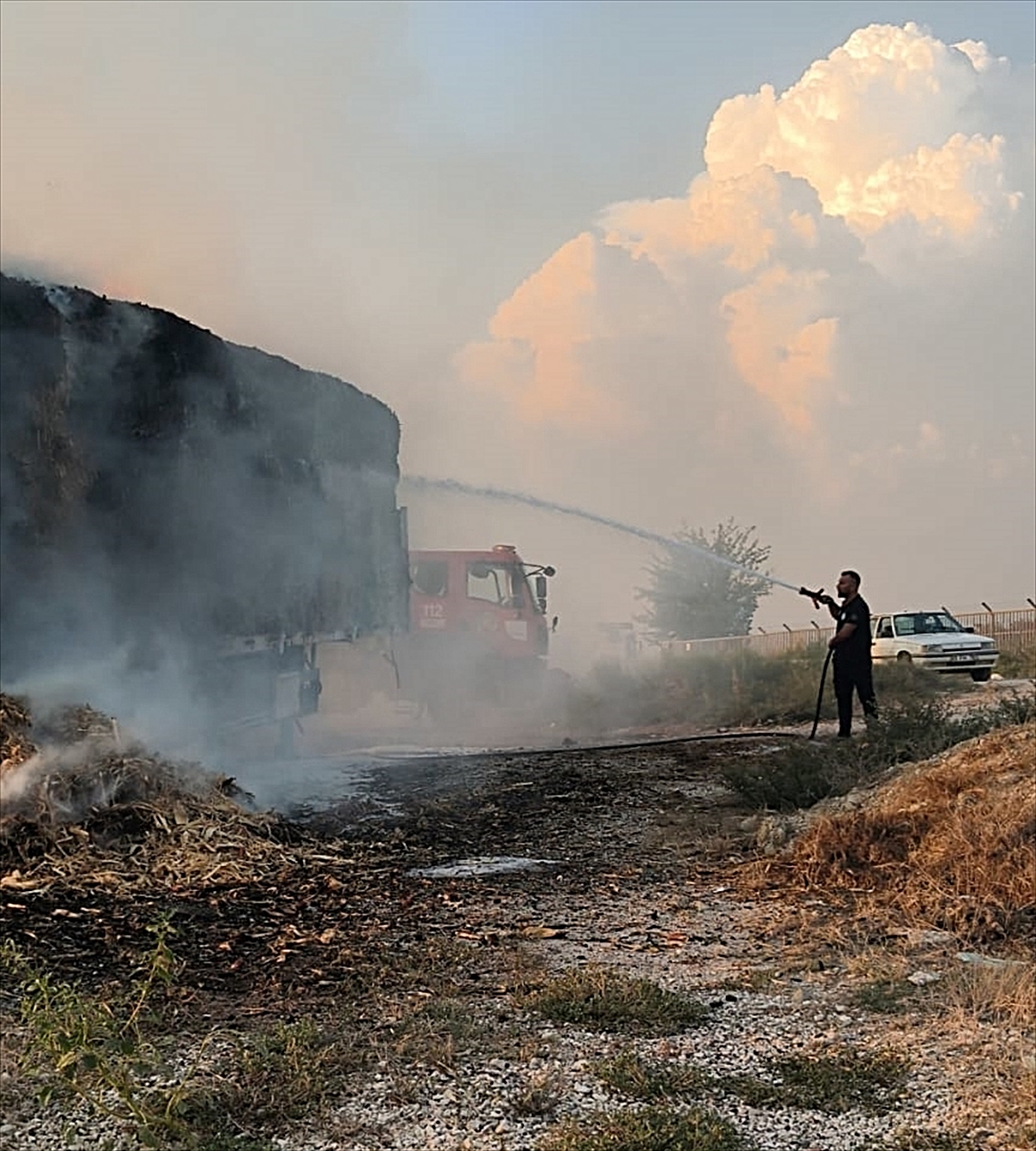 Osmaniye'de anız yangınından sıçrayan alevler saman balyası yüklü tırda hasara yol açtı