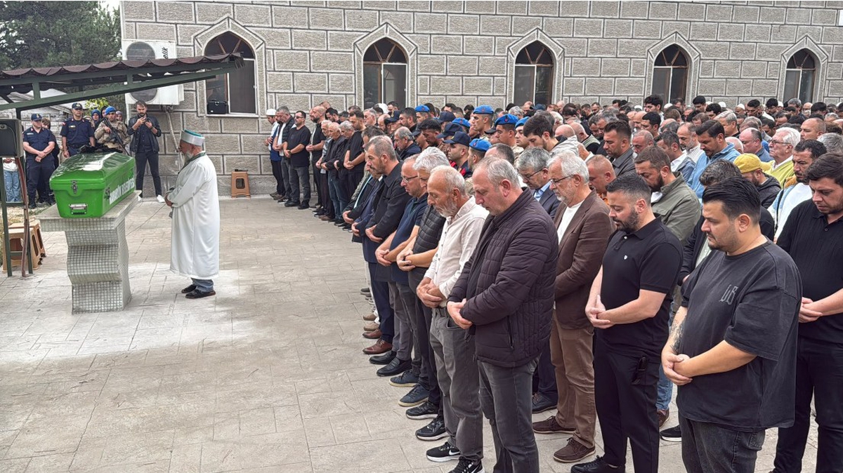 Otomobil istinat duvarına çarptı; müzik öğretmeni Cansu öldü, kayınpederi ve bebeği yaralı