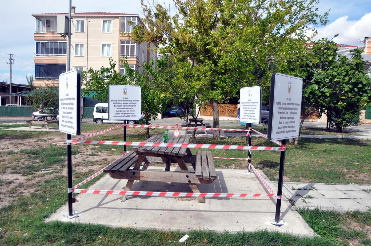 Parkta kirli bırakılan oturma grubu, 7 gün kullanıma kapatıldı
