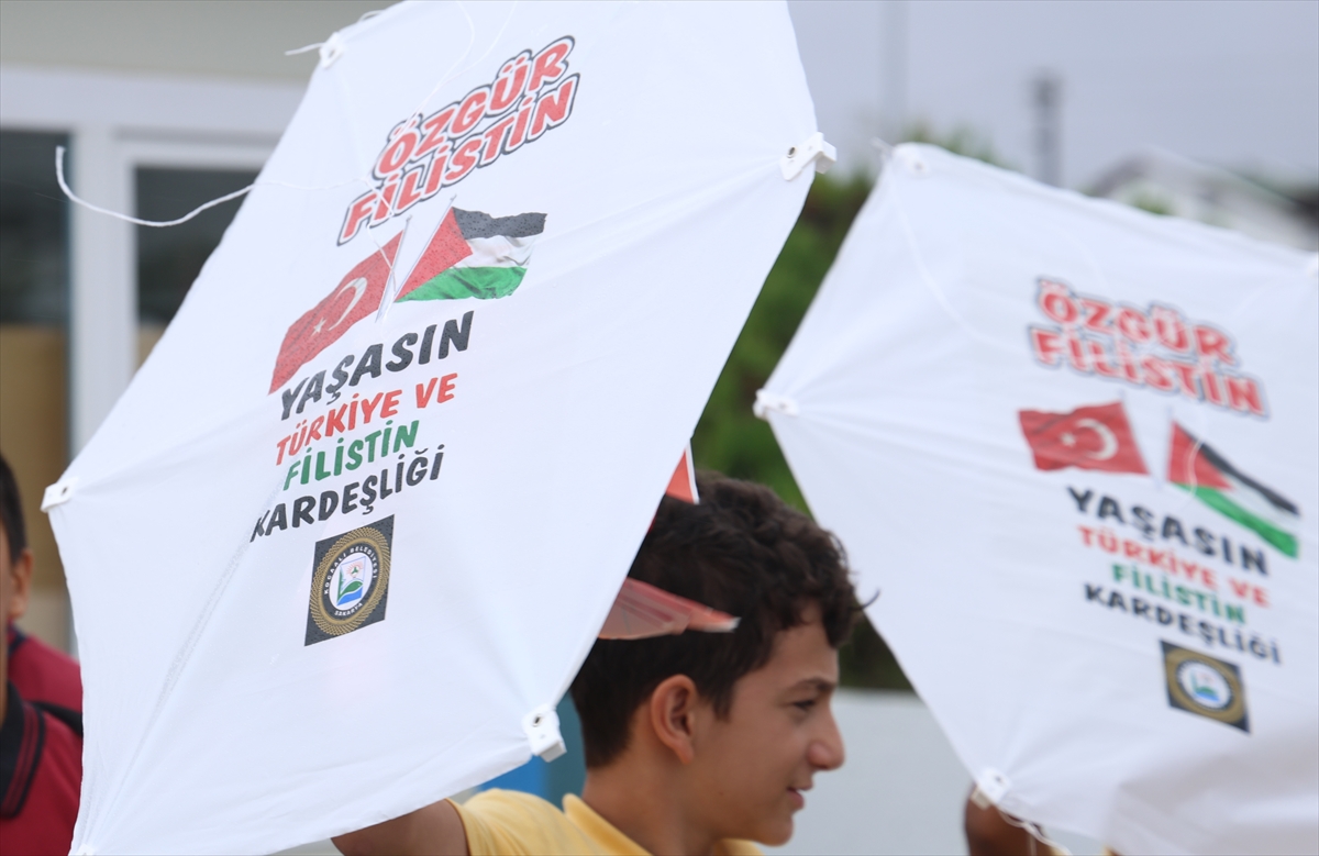 Sakarya'da uçurtmalar Gazzeli çocuklar için gökyüzüne bırakıldı