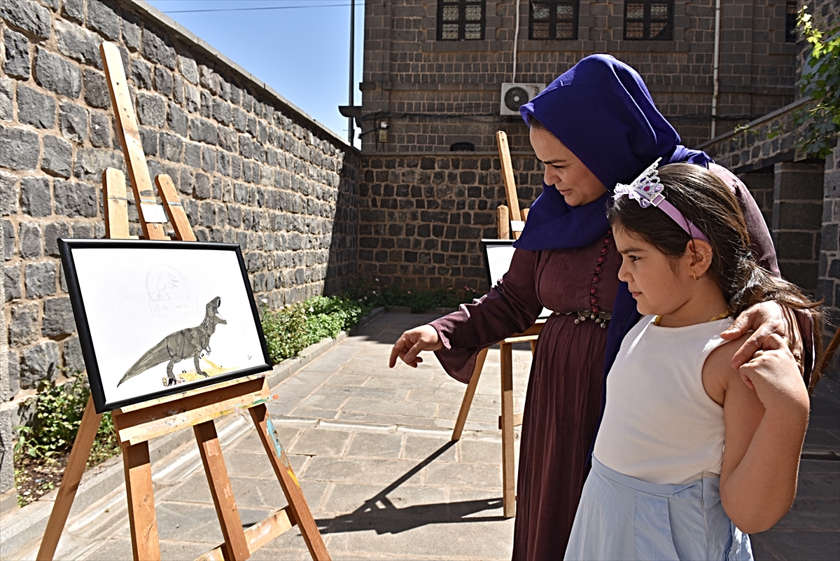 Şanlıurfalı 11 yaşındaki çocuk ilk sergisini sanatseverlerle buluşturdu