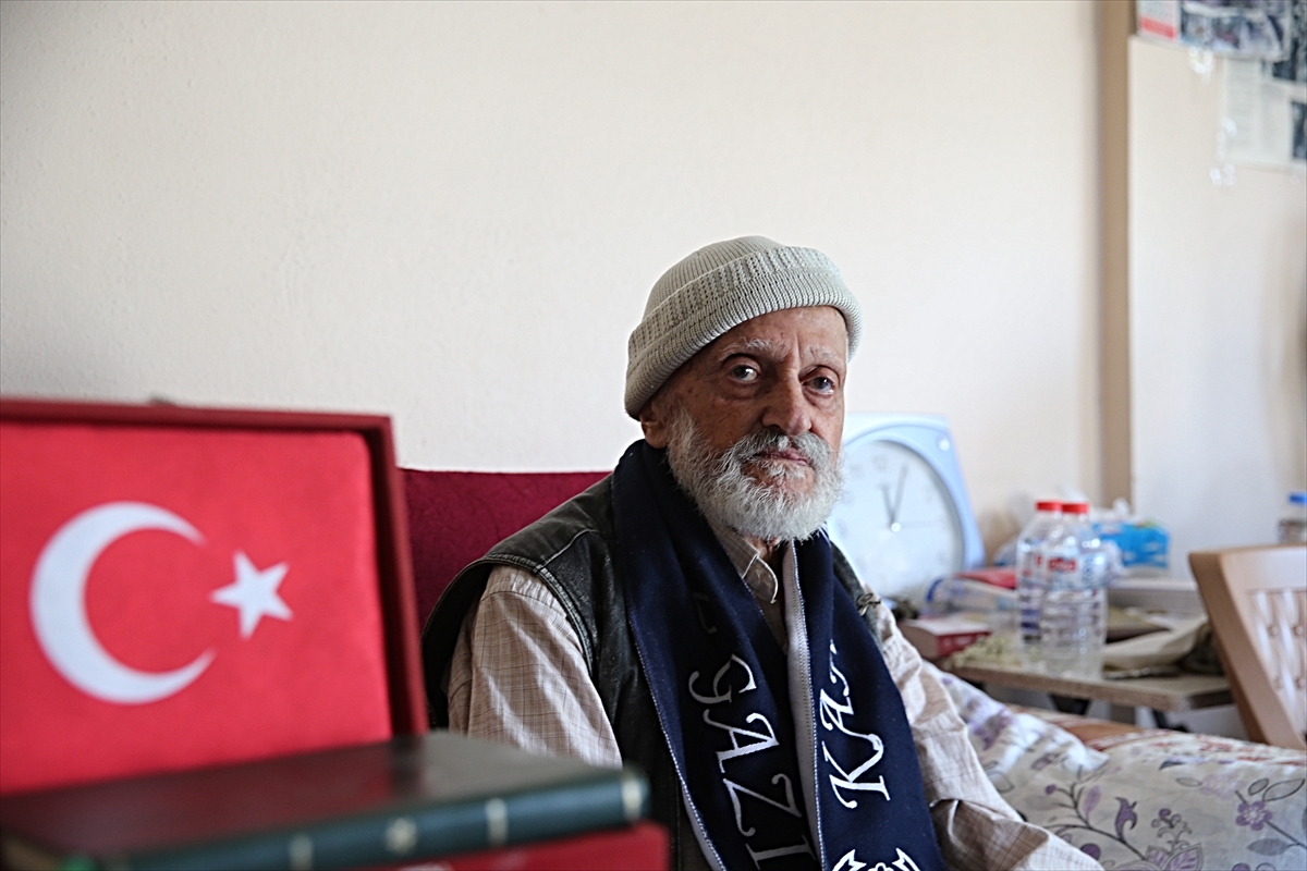 Savaşa gönüllü giden 95 yaşındaki Kore gazisi madalyasını yanından ayırmıyor