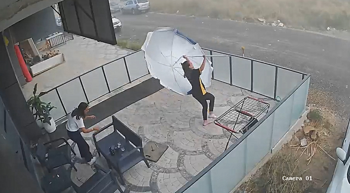 Şiddetli rüzgarda havalanan şemsiyeyle savruldular