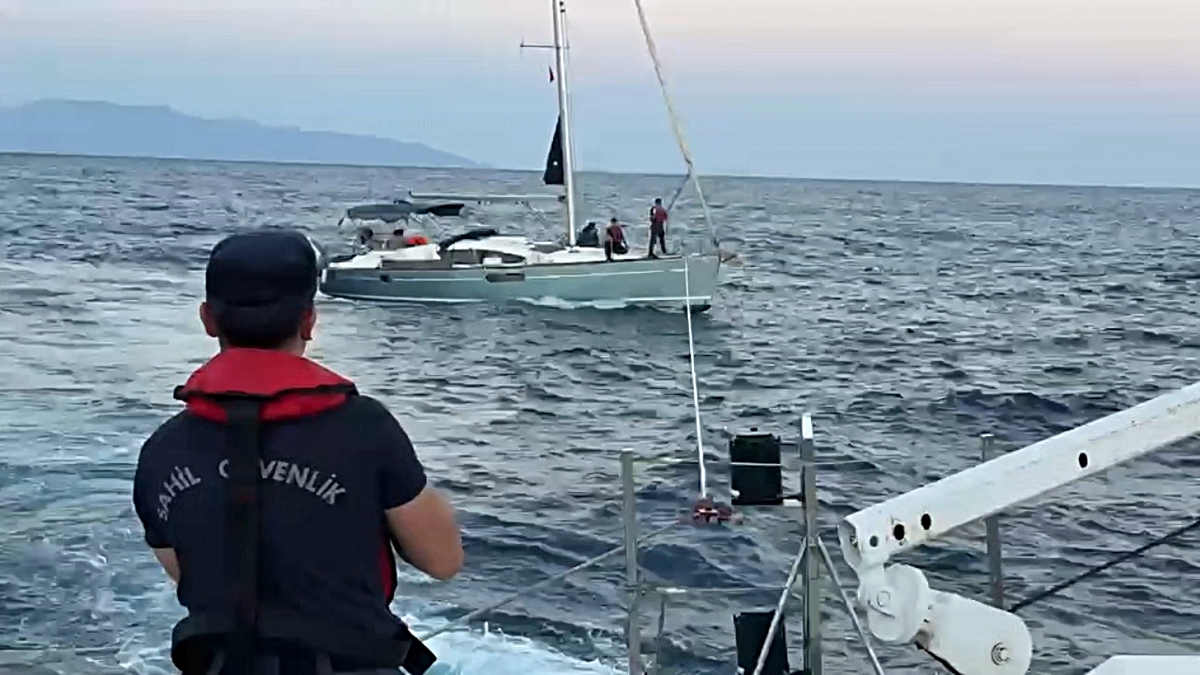 Sürüklenen yelkenli tekneyi, Sahil Güvenlik marinaya yanaştırdı