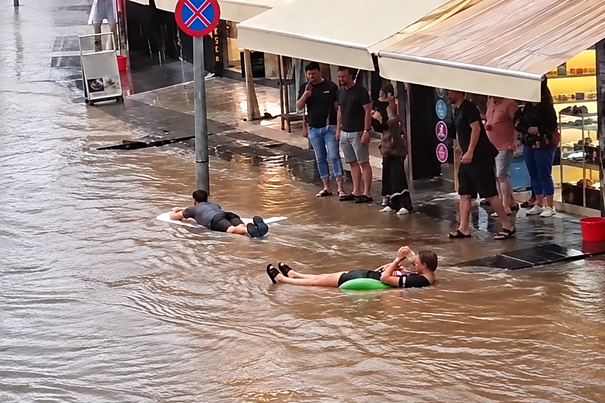 Turizm cennetinden sağanak manzaraları: Caddeler nehre dönüştü, turistler sel sularında yüzdü