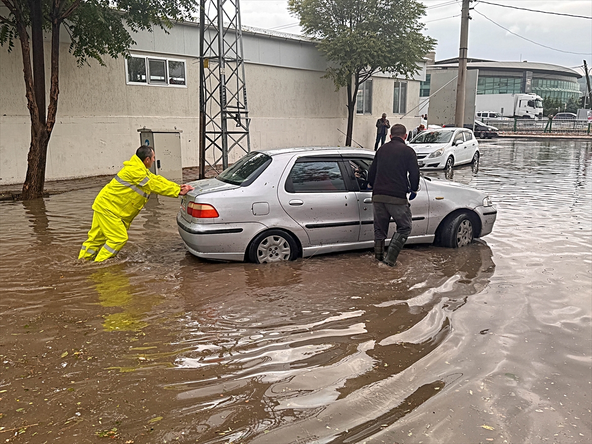 Uşak'ta sağanak nedeniyle yollar kapandı