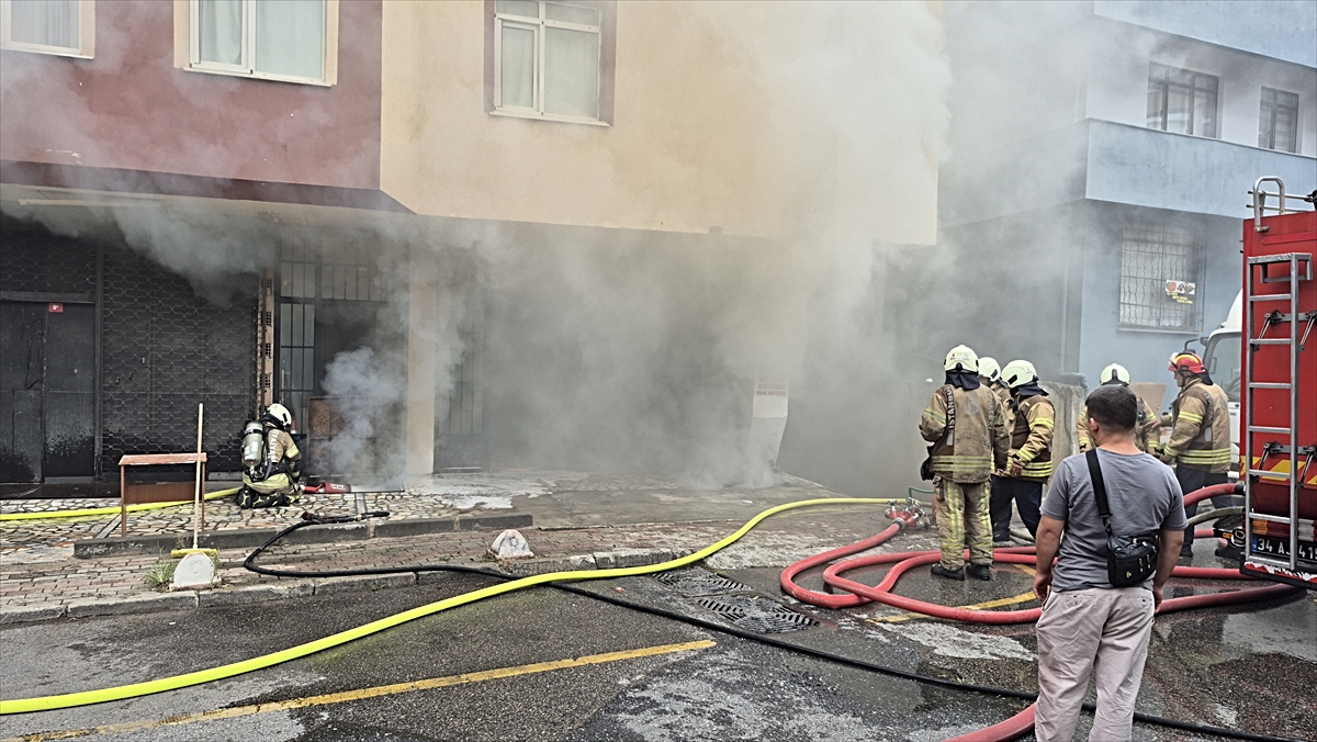 Üsküdar'da 6 katlı binada çıkan yangını itfaiye ekipleri söndürdü