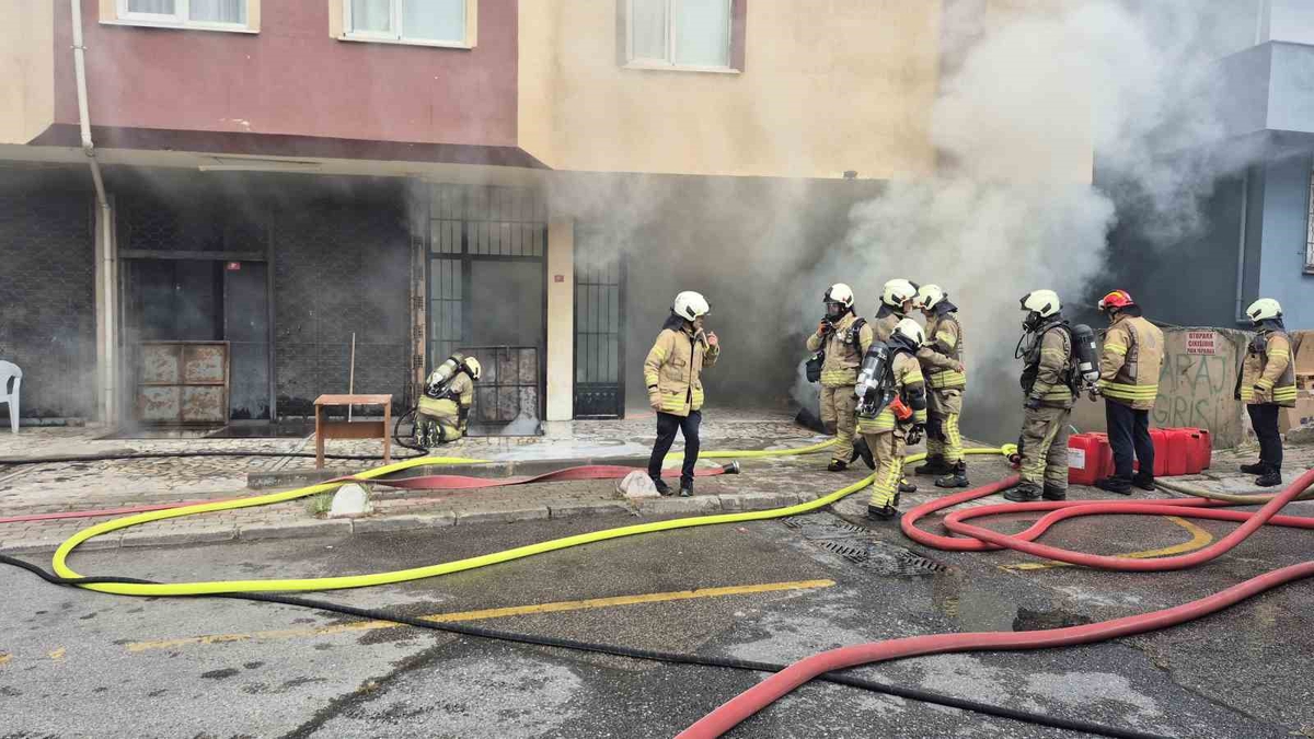 Üsküdar’da iş yerinde yangın paniği