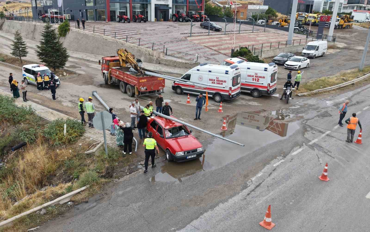 Üzerine aydınlatma direği düşen Tofaş otomobil hurdaya döndü