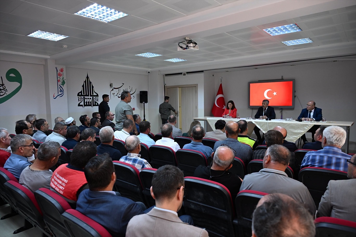 Vali Sezer Uzunköprü'de muhtarlarla bir araya geldi