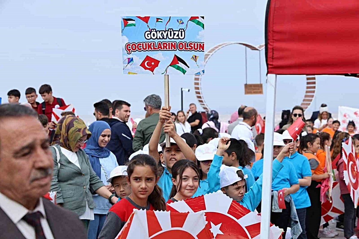 Yüzlerce uçurtma Filistinli çocuklar için uçuruldu