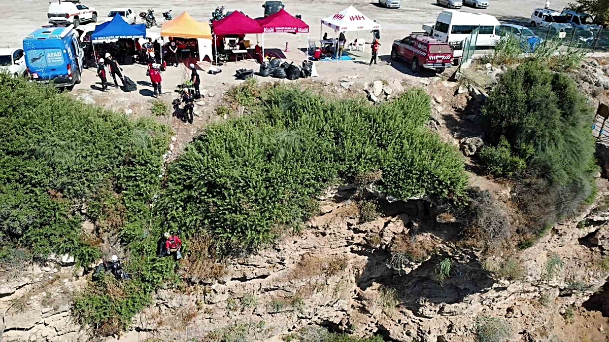 35 metrelik falezlerden halatlarla sarkıp temizlik yaptılar